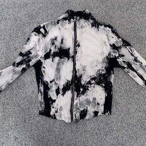 Black and White Tie-Dye Long Sleeve Crop Top